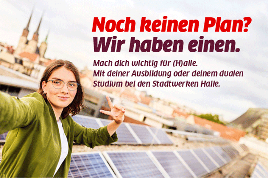 Eine Jugendliche sieht in die Kamera und freut sich.