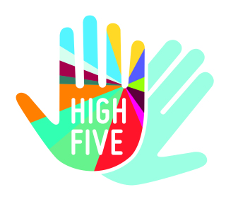 Das Bild zeigt zwei gezeichnete Hände in Front-Ansicht, die sich abklatschen. Die vordere Hand hat ein buntes Strahlen-Raster und in ihr steht "High Five" in Versalien.