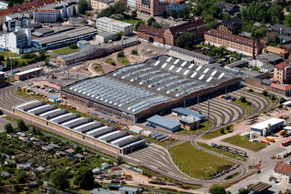 Das Bild zeigt den Betriebshof Freiimfelder Straße aus der Luft. Viele Schienen führen über das Gelände. Auf einem Gebäude ist eine von der EVH installierte Solaranlage zu sehen.
