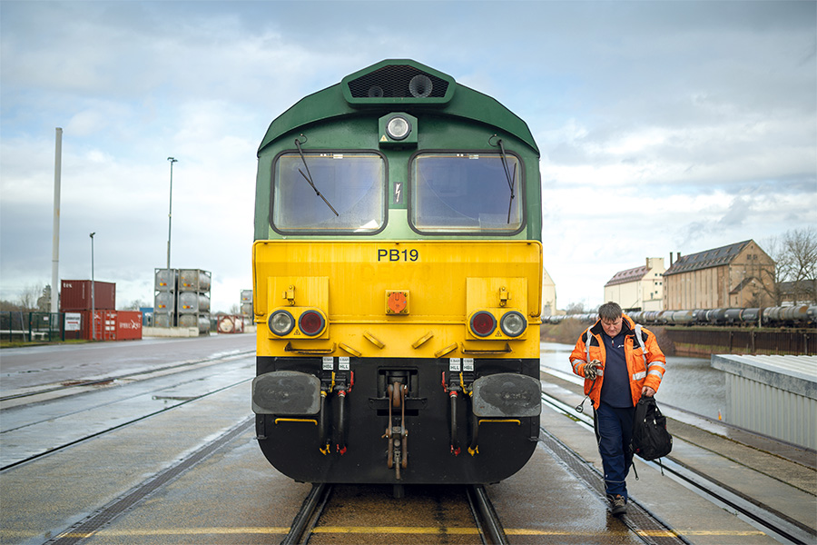 Mitarbeiter neben der Lok.