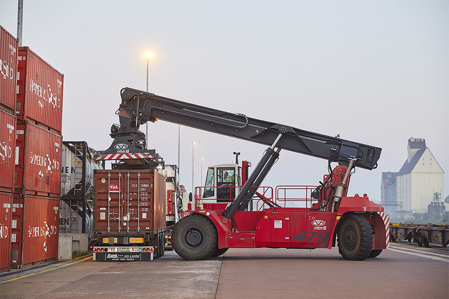 Reachstacker setzt Container auf LKW.