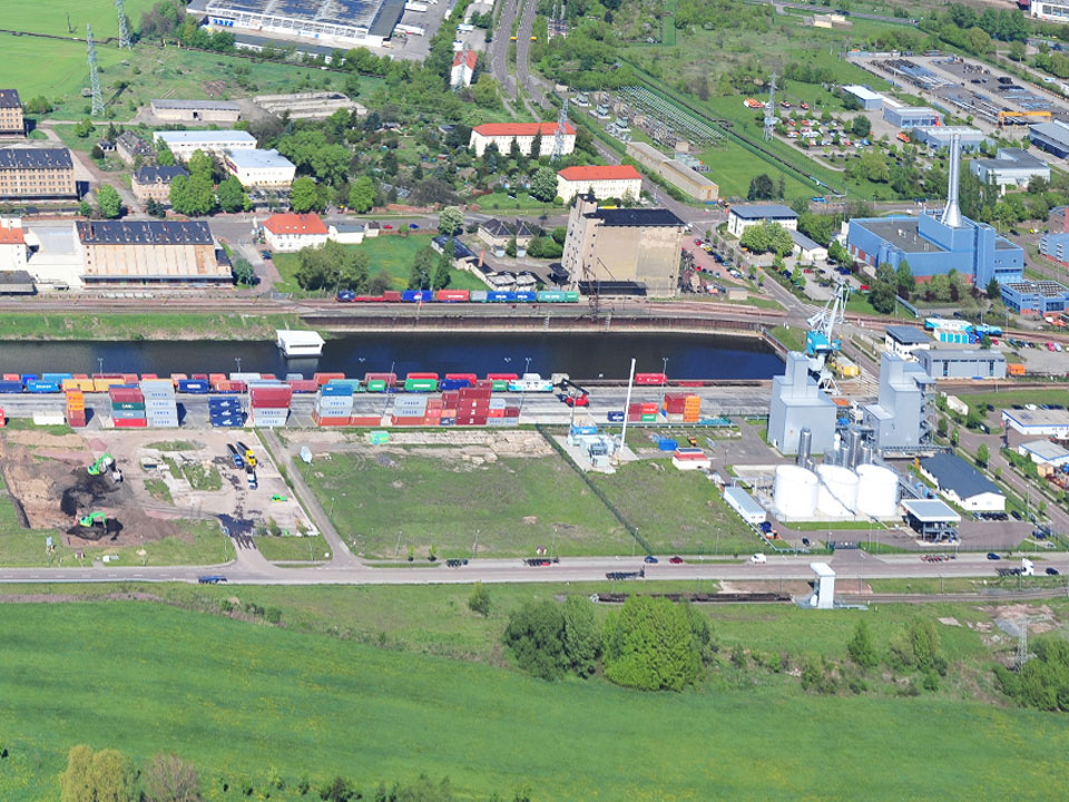Luftaufnahme des Containerterminals am Fluss mit Containern, Stapelcontainern und Kränen