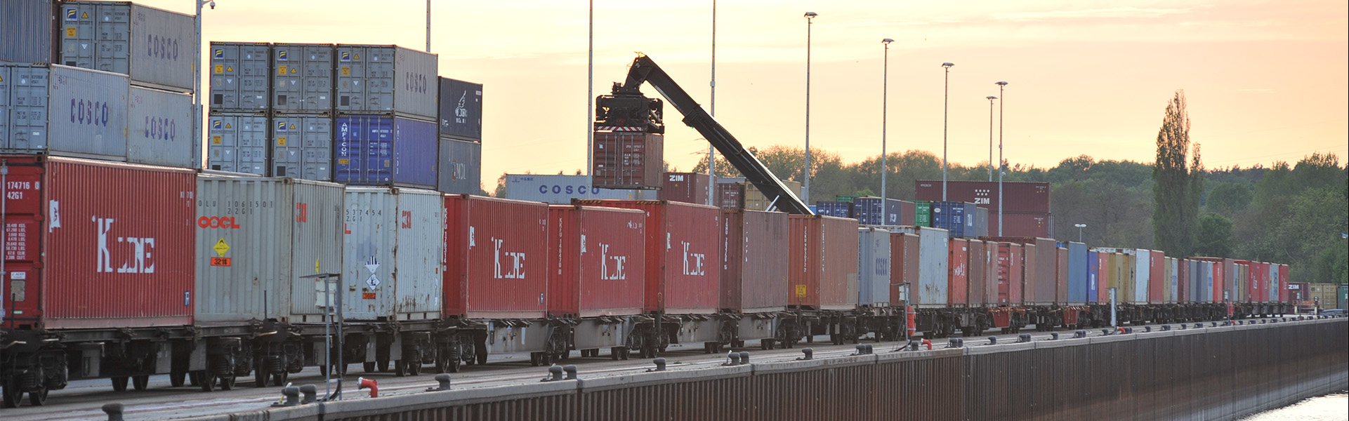 Container aufgereiht an der Kaimauer.